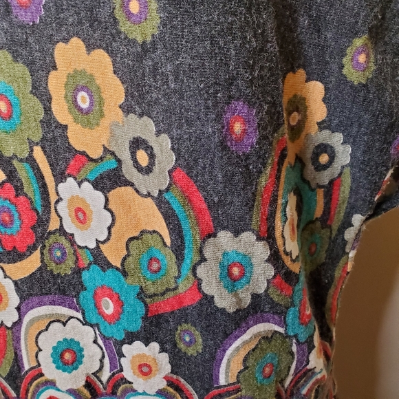 DILY | Women's heathered-gray retro floral print sleevless sweater. Size large. - Picture 3 of 7